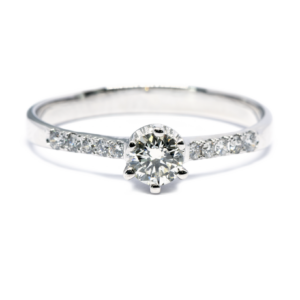 Anello-fidanzamento-diamanti-laterali
