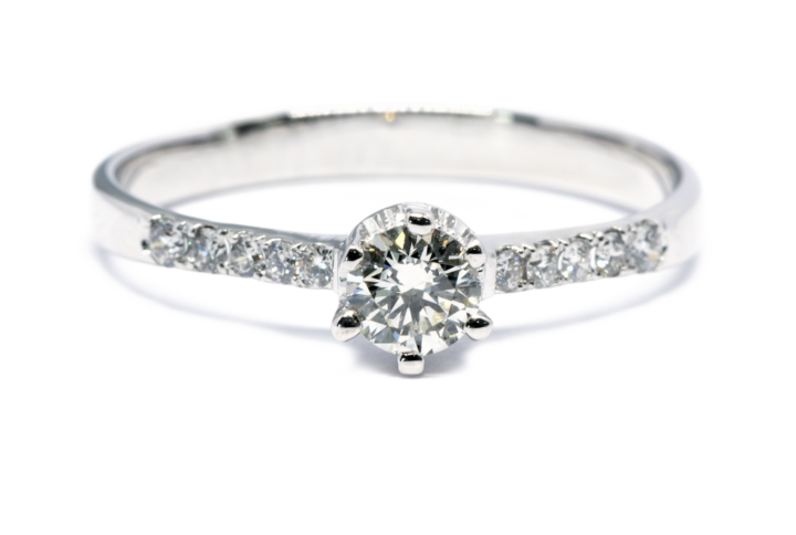 Anello-fidanzamento-diamanti-laterali