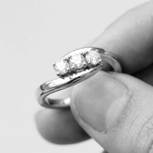 Anello tre diamanti 1 ct F-VS1 Triplo Excellent GIA-3
