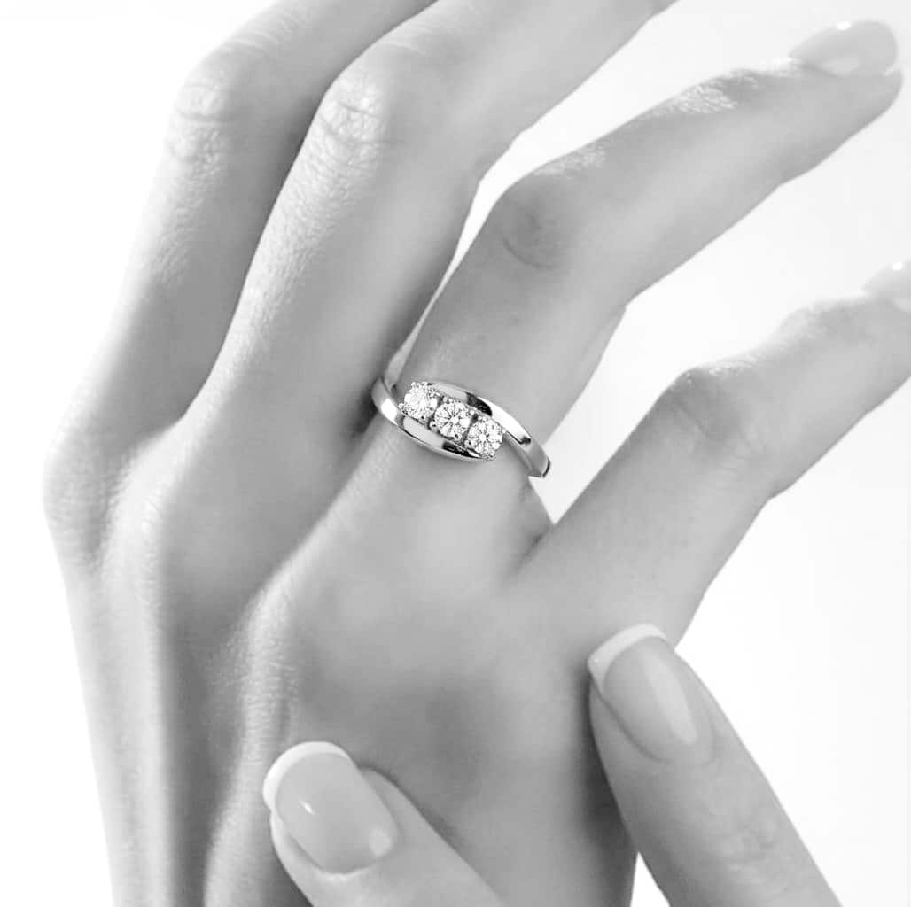 Anello tre diamanti 1 ct F-VS1 Triplo Excellent GIA-4