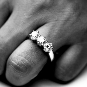 Anello trilogy con diamanti 0,84 carati (G-VS1)-2