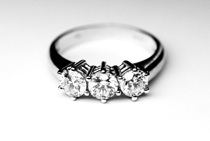 Anello trilogy con diamanti 0,84 carati (G-VS1)