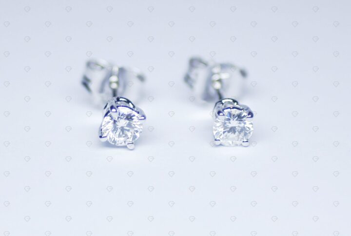 Orecchini con 2 Diamanti mezzo carato F-VS1