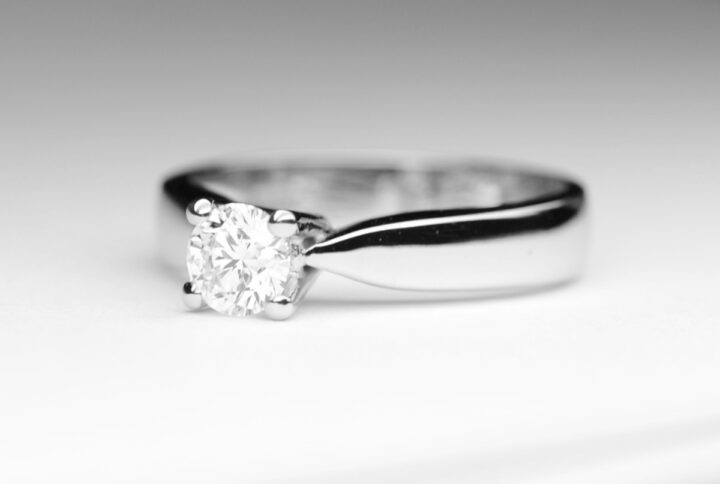 anello-con-diamante-solitario-0-38-carati-colore-e-purezza-vs1