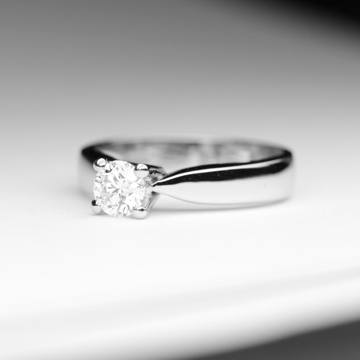 anello-con-diamante-solitario-0-38-carati-colore-e-purezza-vs1