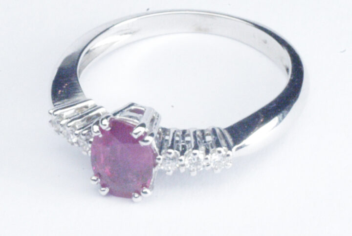 anello-con-rubino-e-diamanti-laterali-7