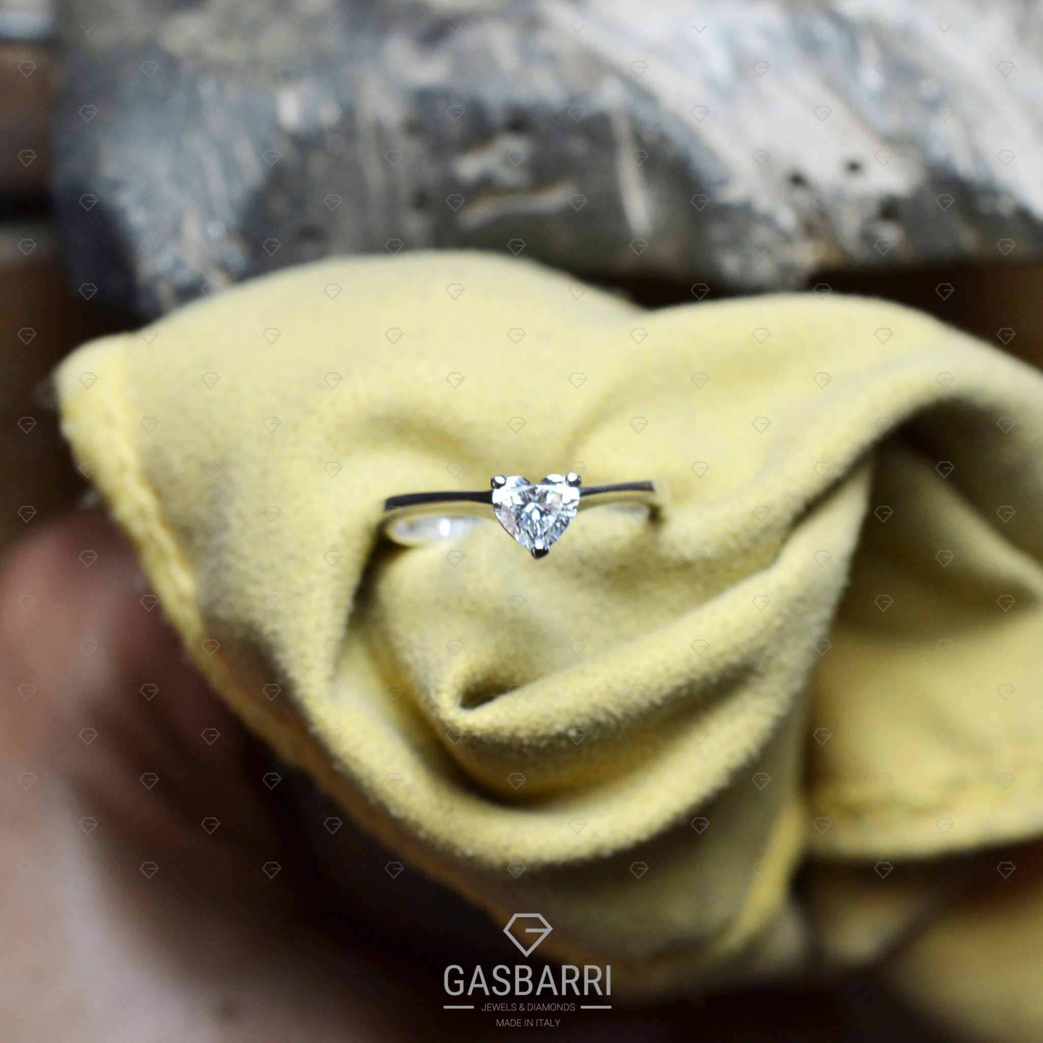 anello-diamante-cuore-0-50-f-vvs1-4