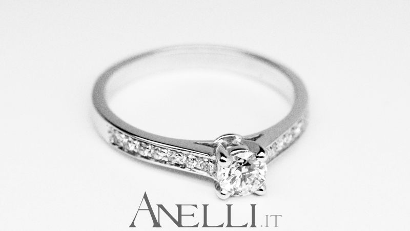 anello-elegante-con-diamante-solitario-3