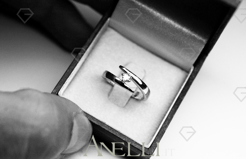 anello-solitario-0-085-carati-1
