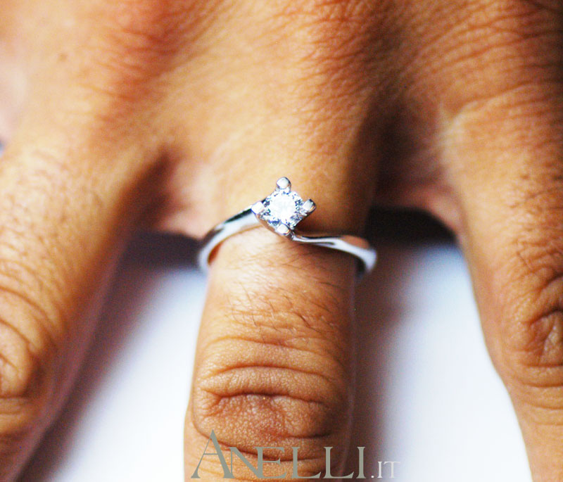 anello-solitario-con-diamante-0-35-carati-colore-f-purezza-vvs1-2