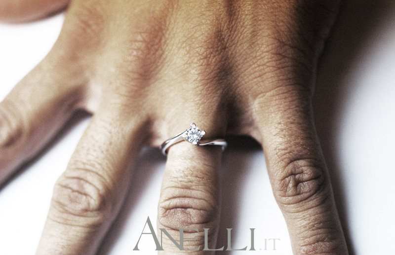anello-solitario-con-diamante-0-35-carati-colore-f-purezza-vvs1-3