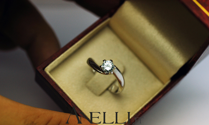anello-solitario-con-diamante-di-mezzo-carato-2