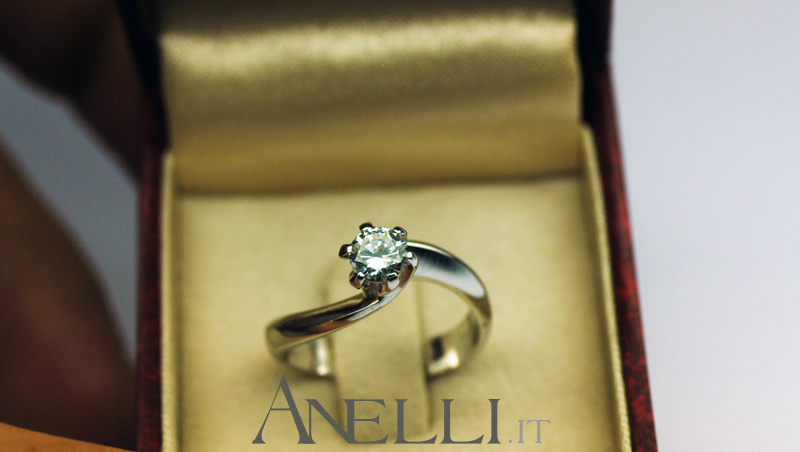 anello-solitario-con-diamante-di-mezzo-carato-3