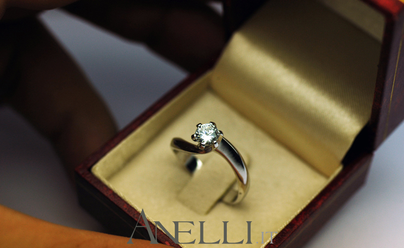 anello-solitario-con-diamante-di-mezzo-carato-4