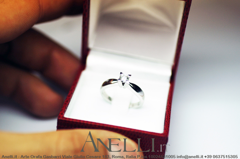 anello-solitario-con-griffe-a-triangolo-000