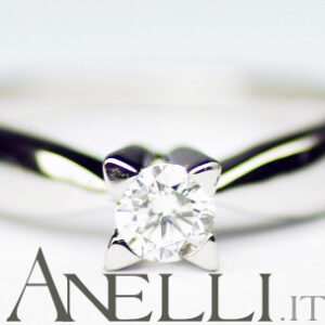 anello-solitario-con-griffe-a-triangolo-1