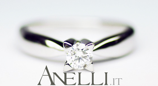 anello-solitario-con-griffe-a-triangolo-1
