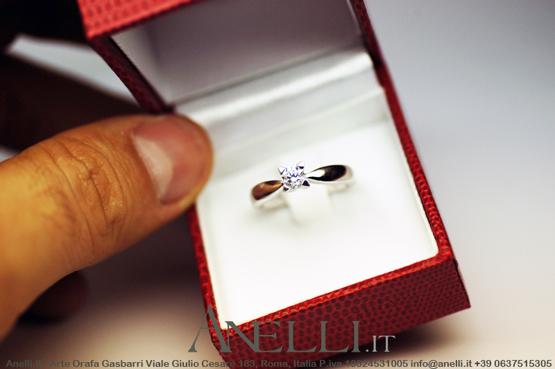 anello-solitario-con-griffe-a-triangolo-10