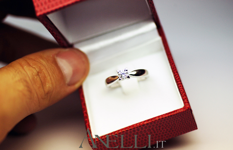 anello-solitario-con-griffe-a-triangolo-10