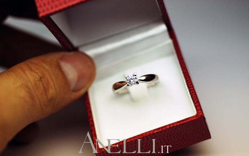 anello-solitario-con-griffe-a-triangolo-10