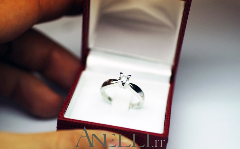 anello-solitario-con-griffe-a-triangolo-11