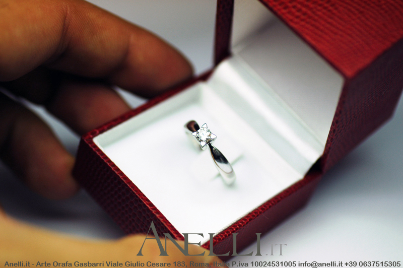 anello-solitario-con-griffe-a-triangolo-12