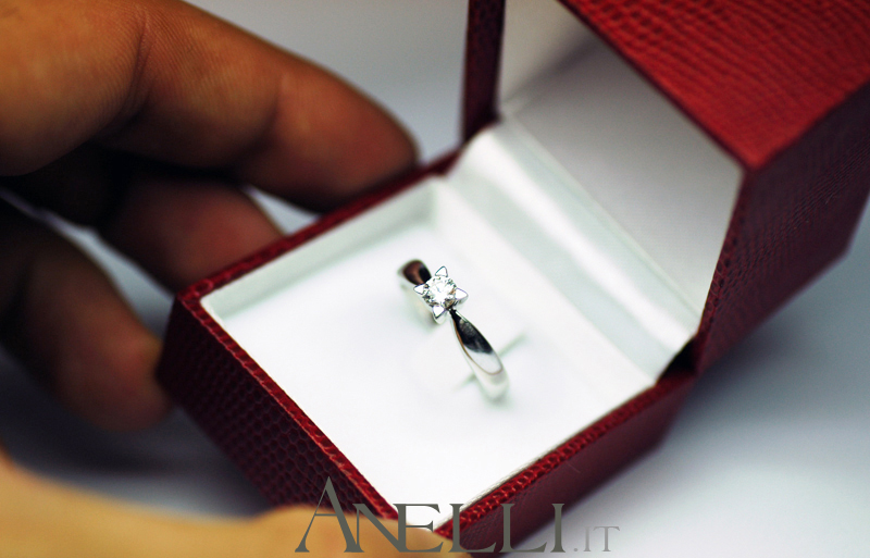 anello-solitario-con-griffe-a-triangolo-12