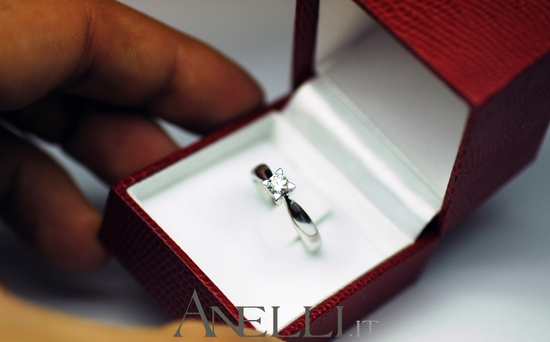 anello-solitario-con-griffe-a-triangolo-12