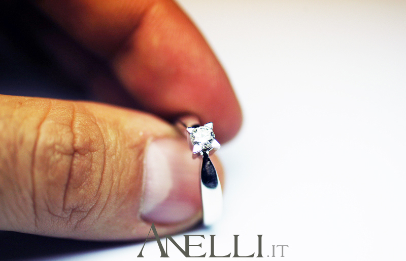 anello-solitario-con-griffe-a-triangolo-2