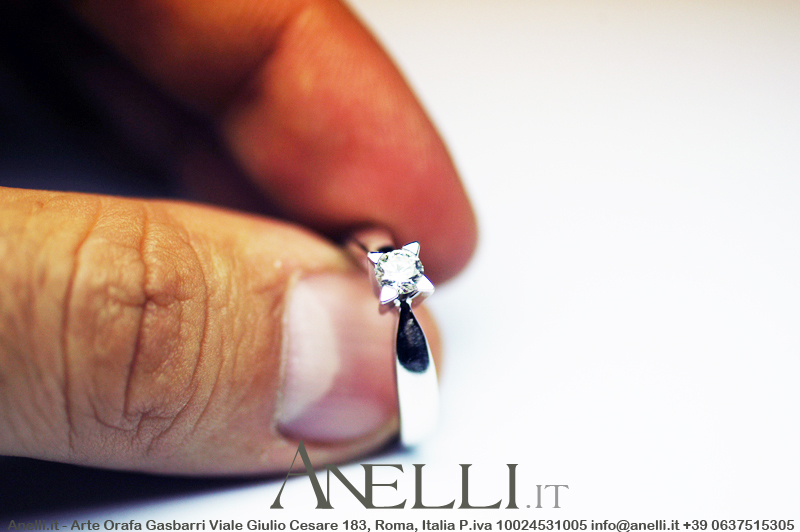 anello-solitario-con-griffe-a-triangolo-2