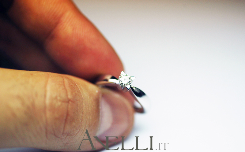 anello-solitario-con-griffe-a-triangolo-3
