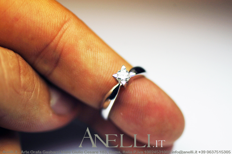 anello-solitario-con-griffe-a-triangolo-4