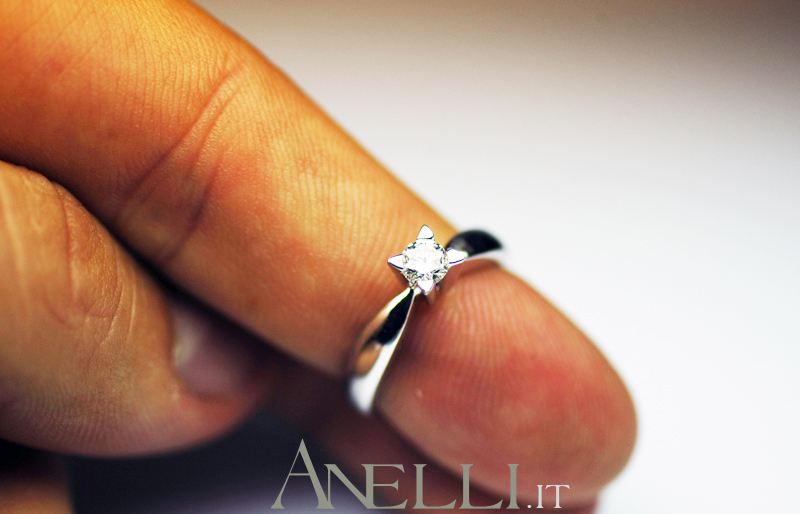 anello-solitario-con-griffe-a-triangolo-4