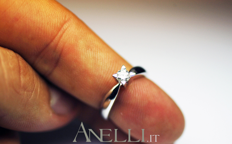 anello-solitario-con-griffe-a-triangolo-4