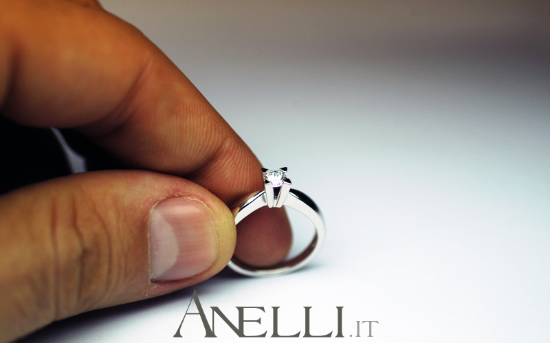 anello-solitario-con-griffe-a-triangolo-5