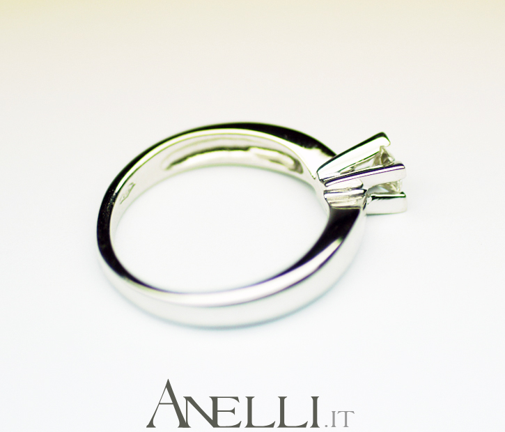 anello-solitario-con-griffe-a-triangolo-6