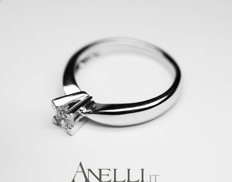 anello-solitario-con-griffe-a-triangolo-7