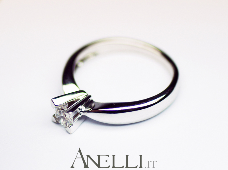 anello-solitario-con-griffe-a-triangolo-7