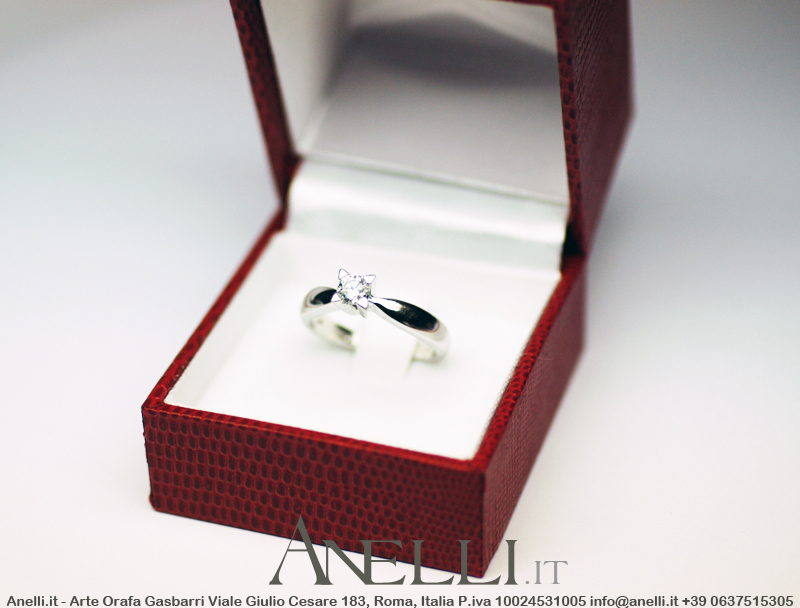 anello-solitario-con-griffe-a-triangolo-9