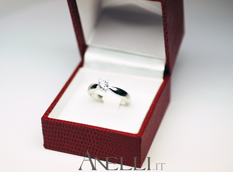 anello-solitario-con-griffe-a-triangolo-9
