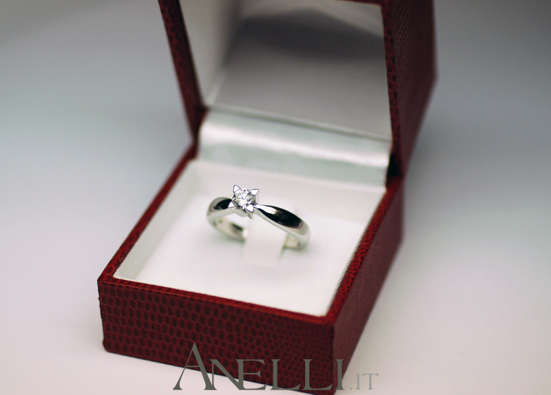 anello-solitario-con-griffe-a-triangolo-9