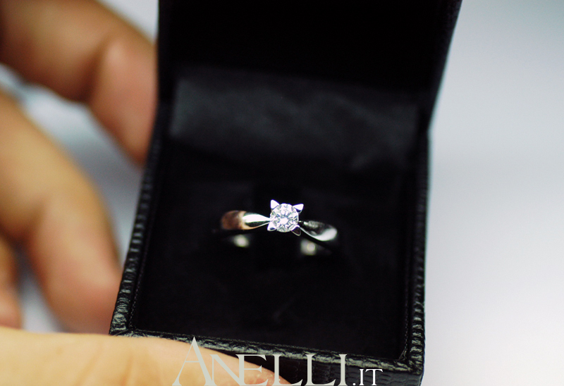 anello-solitario-con-griffe-a-triangolo-f-if-5