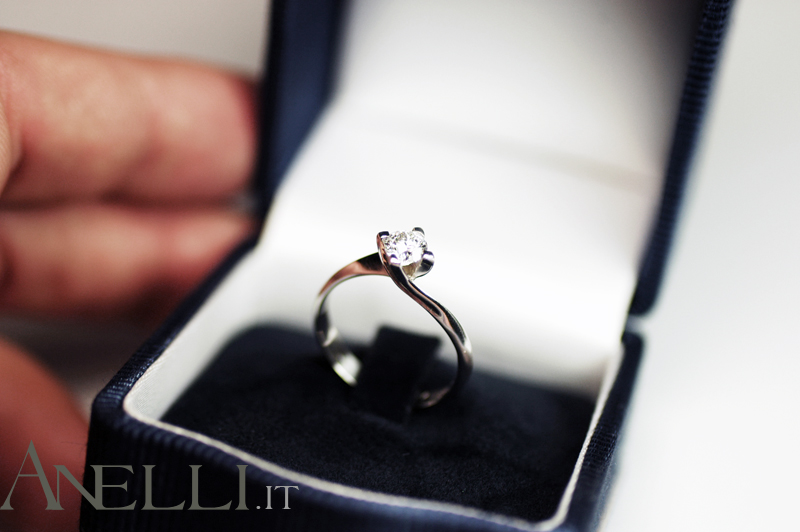anello-solitario-di-mezzo-carato-1