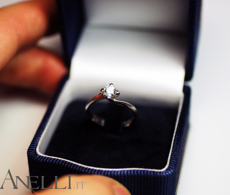 anello-solitario-di-mezzo-carato-2