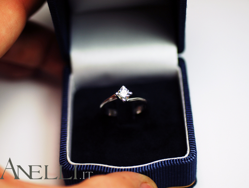 anello-solitario-di-mezzo-carato-3