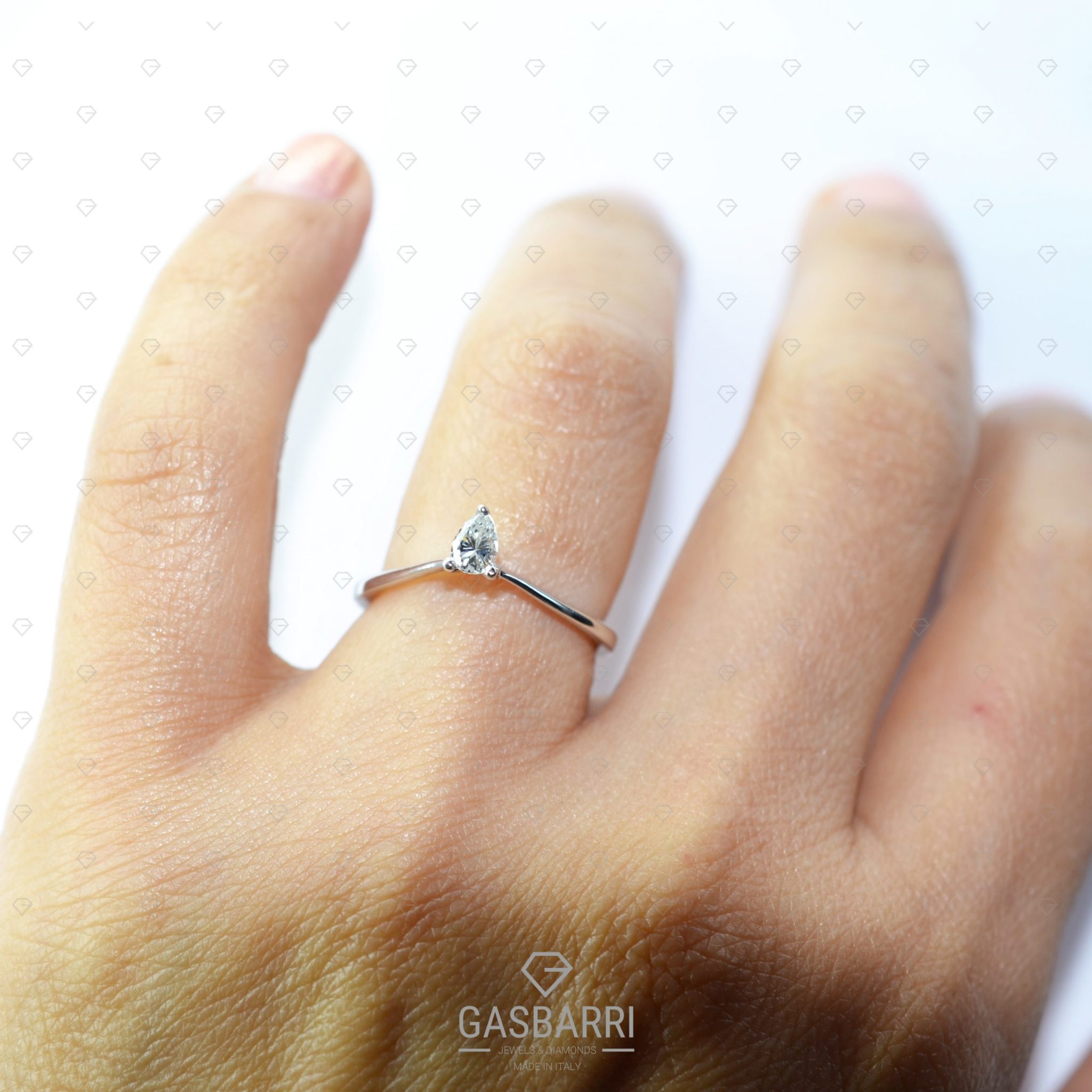 anello-solitario-diamante-a-goccia-3