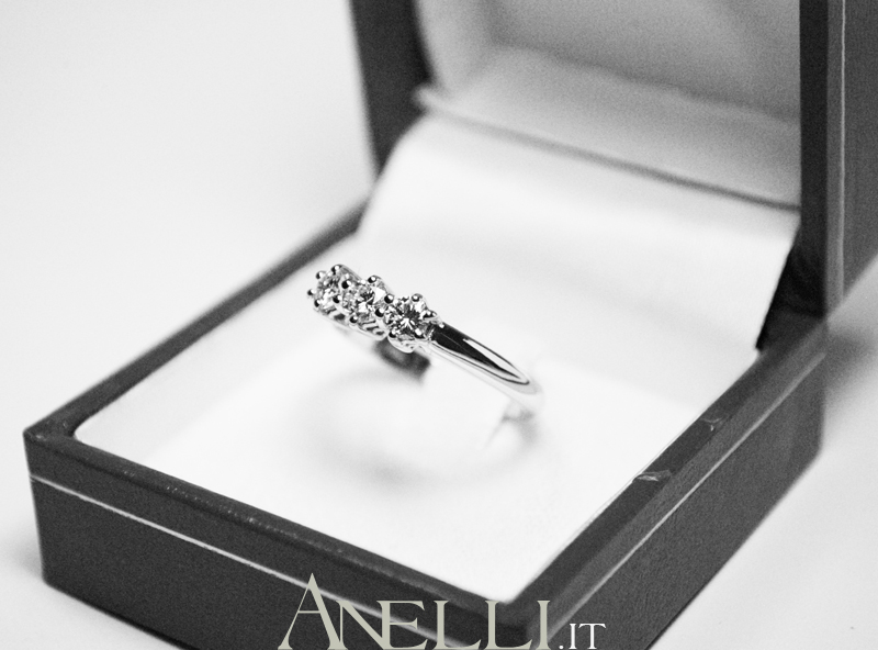 anello-trilogy-0-30-carati-f-vs1-4