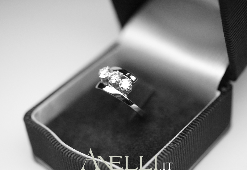 anello-trilogy-0-90-carati-g-vs1-4