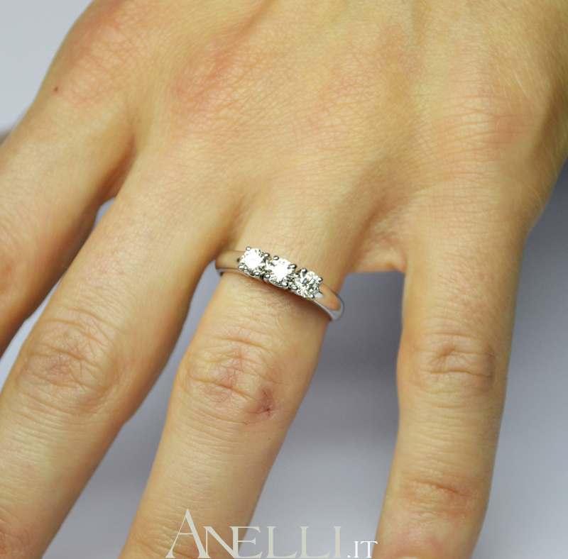 anello-trilogy-di-mezzo-carato-e-vvs1-2