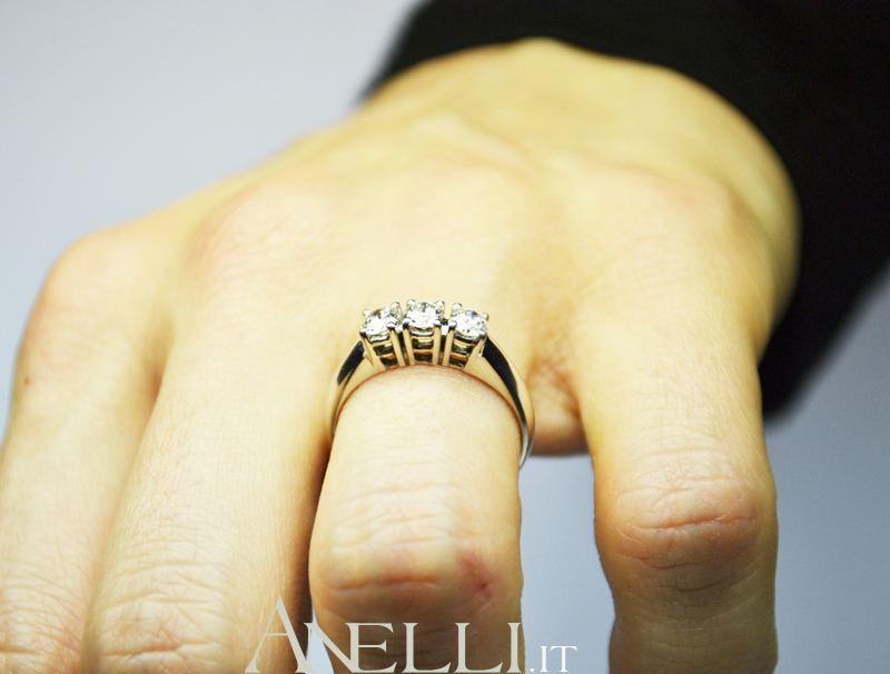 anello-trilogy-di-mezzo-carato-e-vvs1-7